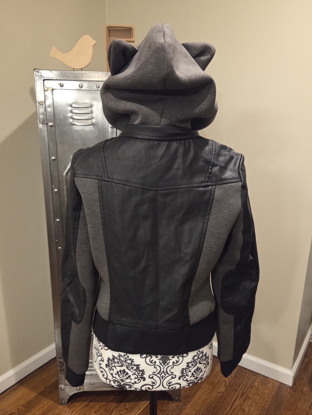 DC Comics DC TV Gotham Selina Kyle Juniors Hooded Jacket with Cat Ears sz M - Picture 3 of 4